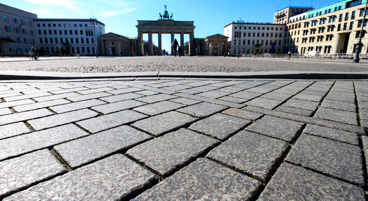 Deutschland Berlin Leerer Platz vorm Brandenburger Tor Foto iStock Sybille Reuter.jpg